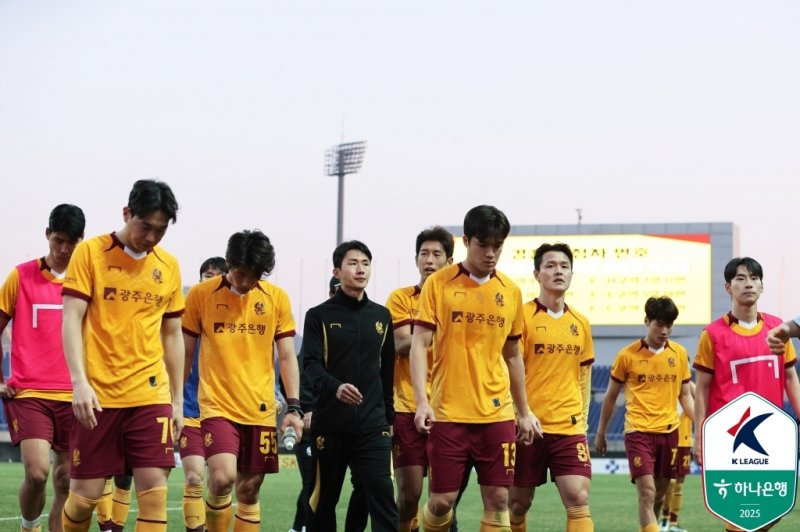 지난 22일 포항전에서 패한 뒤 고개 숙인 광주FC 선수들 (출처=연합뉴스)