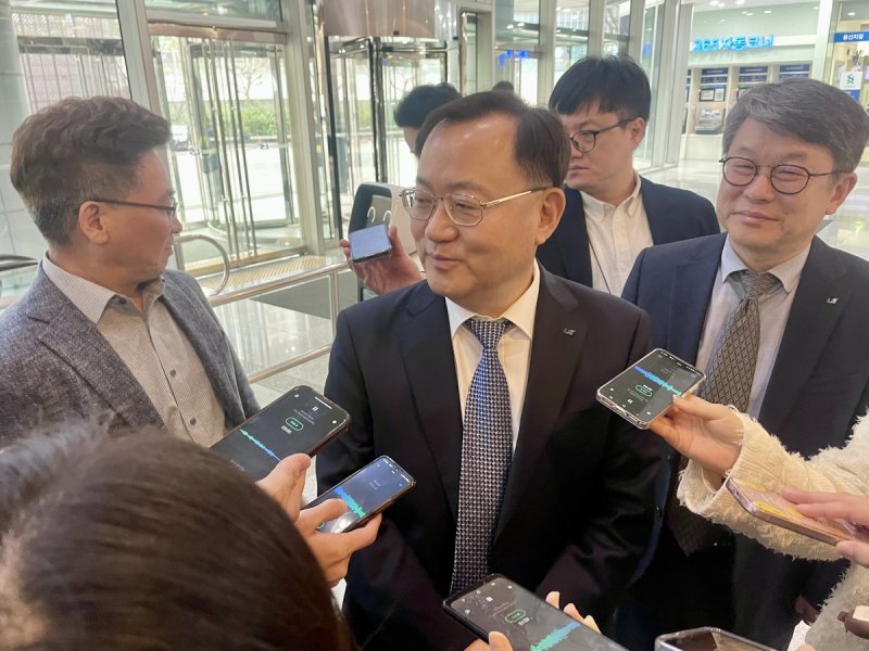 취재진 질문에 답하는 명노현 ㈜LS 대표이사 부회장 (출처=연합뉴스)