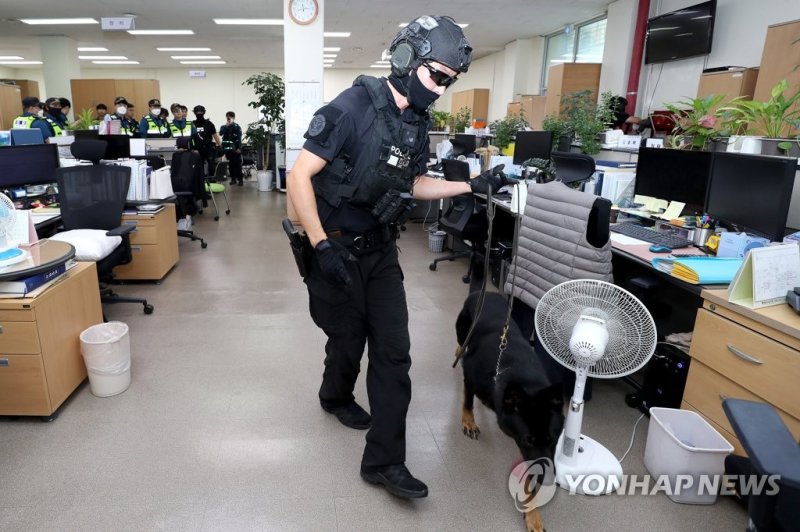 폭발물 수색하는 경찰 (출처=연합뉴스)