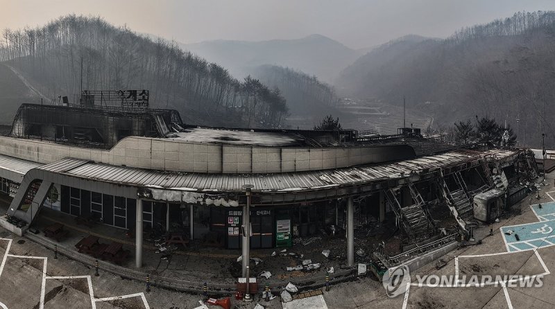 산불에 서산영덕고속도로 청송휴게소 전소 (출처=연합뉴스)