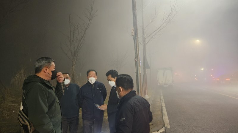 지난 26일 밤 속초 대포농공단지 화재현장 찾은 이병선 시장.(속초시 제공, 재판매 및 DB 금지) 2025.3.27/뉴스1