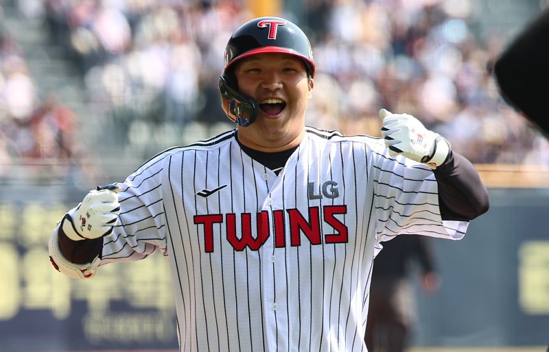 22일 서울 송파구 잠실야구장에서 열린 '2025 신한 SOL 뱅크 KBO리그' 개막전 롯데 자이언츠와 LG 트윈스의 경기, 1회말 1사 2루 상황에서 LG 문보경이 투런 홈런을 치고 기뻐하고 있다. 2025.3.22/뉴스1 ⓒ News1 김도우 기자