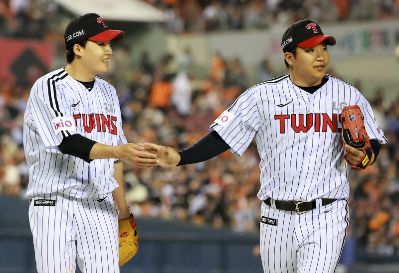 26일 서울 송파구 잠실야구장에서 열린 '2025 신한 SOL 뱅크 KBO리그' 한화 이글스와 LG 트윈스의 경기, LG 선발 임찬규가 4회초 2사 1루 상황 호수비를 보여준 문보경과 하이파이브를 하고 있다. 2025.3.26/뉴스1 ⓒ News1 김진환 기자