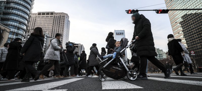[서울=뉴시스] 정병혁 기자 = 서울 종로구 광화문네거리에서 직장인들이 출근하고 있다. 2025.01.02. jhope@newsis.com
