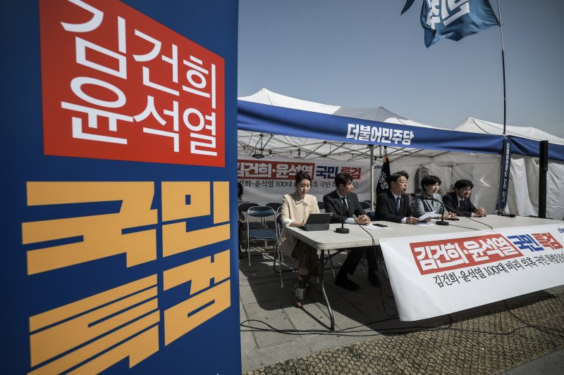 [서울=뉴시스] 정병혁 기자 = 김영호 더불어민주당 김건희·윤석열 100대 비리 의혹 국민특별검증단 단장이 지난 26일 오전 서울 종로구 고궁박물관 앞 더불어민주당 천막당사에서 열린 발대식 및 첫 브리핑에서 발언하고 있다. 2025.03.26. jhope@newsis.com