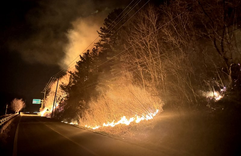 [무주=뉴시스] 김얼 기자 = 27일 전북 무주군 부남면의 한 주택에서 발생한 화재가 인근 산으로 번지고 있다. 2025.03.27. pmkeul@newsis.com