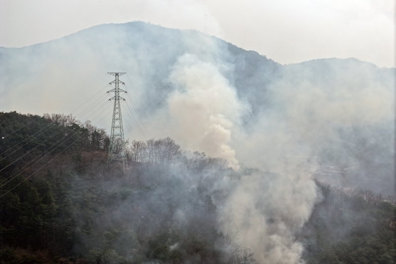 27일 경북 의성군 비안면 일대 야산에서 산불로 연기가 나고 있다. 2025.3.27/뉴스1 ⓒ News1 이승배 기자