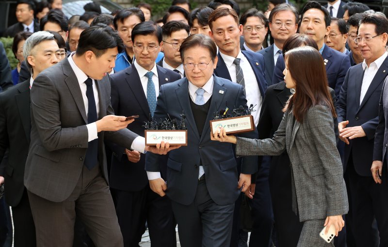 이재명 더불어민주당 대표가 26일 오전 서울 서초구 서울고등법원에서 열린 공직선거법 위반 혐의 2심 선고 공판에 출석하고 있다. 2025.3.26/뉴스1 ⓒ News1 사진공동취재단