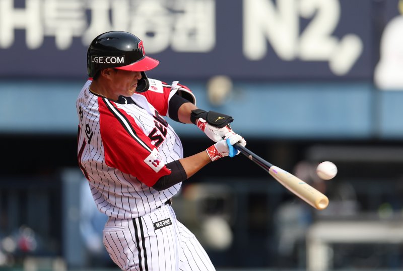 [서울=뉴시스] 김명년 기자 = 23일 오후 서울 송파구 잠실야구장에서 열린 프로야구 2025 KBO리그 롯데 자이언츠 대 LG 트윈스의 경기, 6회말 1사 주자 없는 상황 LG 송찬의가 홈런을 치고 있다. 2025.03.23. kmn@newsis.com