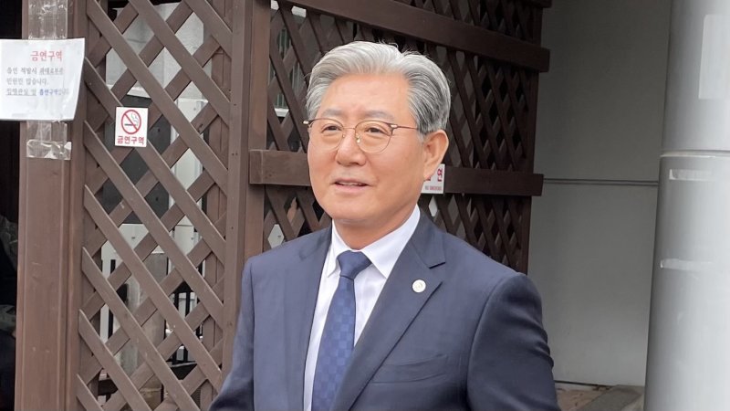 오태완 경남 의령군수가 27일 경남 창원시 창원지방법원 마산지원에서 열린 무고 혐의 재판을 마치고 법정을 나서고 있다./뉴스1 강정태 기자