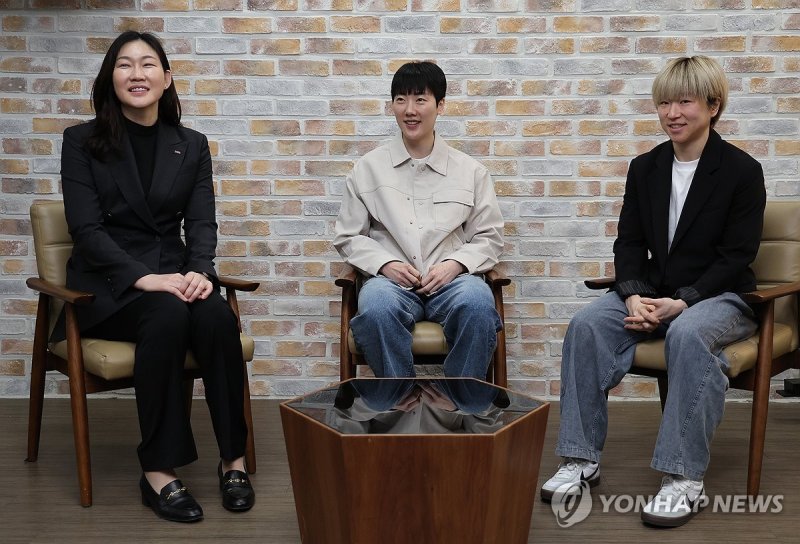 BNK의 박정은 감독과 박혜진, 안혜지 (출처=연합뉴스)