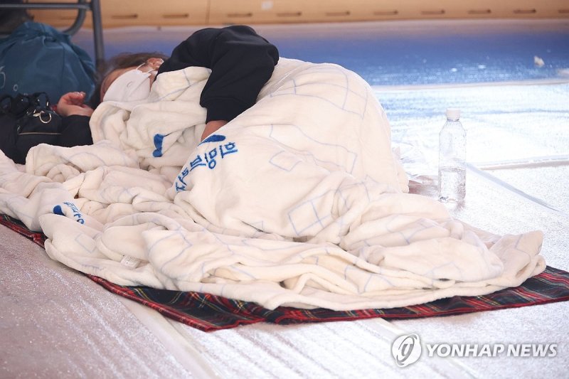 차가운 대피소 생활 (출처=연합뉴스)