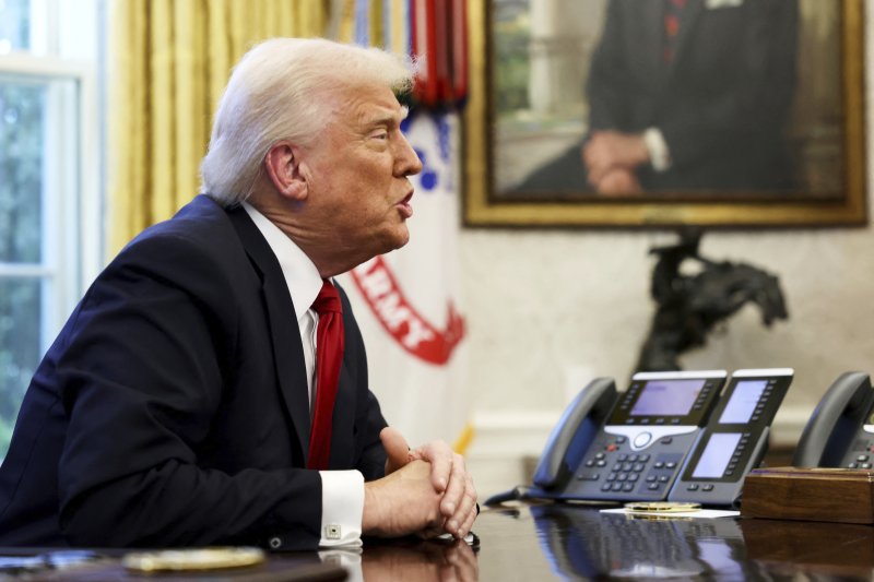 [워싱턴=AP/뉴시스] 도널드 트럼프 미국 대통령이 26일(현지 시간) 백악관 집무실에서 기자들에게 발언하고 있다. 트럼프 대통령은 해외에서 만들어진 자동차와 경트럭에 25% 관세를 부과한다는 포고문에 서명했다. 2025.03.27.