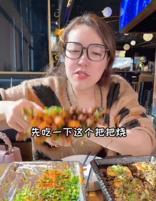 먹방을 하고 있는 리항저. - 웨이보 갈무리