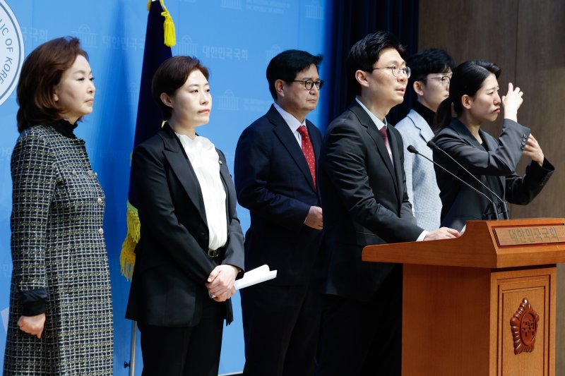 방통위 EBS 사장 임명 두고 野 "위법 알박기"…與 "허위선동" 맞불