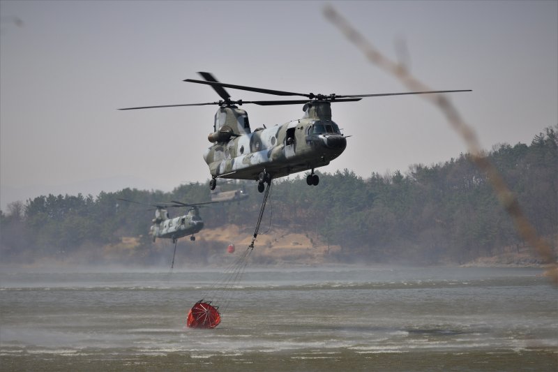 육군 항공단 치누크 (CH-47) 헬기가 경북 의성군 산불 진화에 나서고 있다. 육군 제공