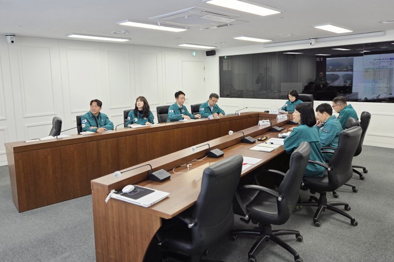 [서울=뉴시스]이진숙 방송통신위원장(왼쪽 다섯번째)이 27일 정부과천청사에서 경북 산불 관련 위기대응 상황판단회의를 진행하고 있다. (사진=방통위 제공)