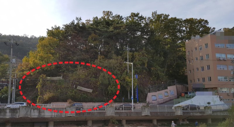 광주 동부경찰서 신축 이전 부지 진입로가 조성될 예정 지. 들어설 예정인 암반 지대. 빨간색 부분은 암반 제거 공사가 이뤄질 것으로 예상되는 구역. (사진 = A사회복지관 탄원서 갈무리) 2025.03.27. photo@newsis.com *재판매 및 DB 금지