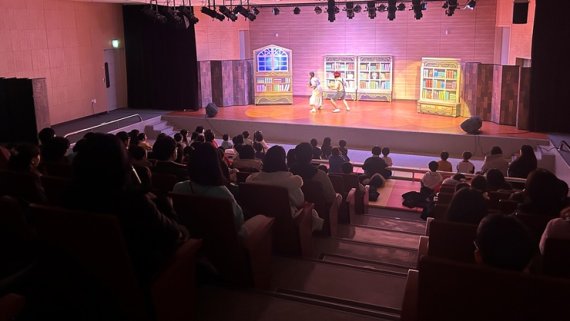 하남시가 4월 도서관의 날, 도서관 주간 등을 맞아 다채로운 독서 문화 행사를 진행한다. 사진은 지난해 열린 행사에서 시민들이 공연을 관람하는 모습. 하남시 제공