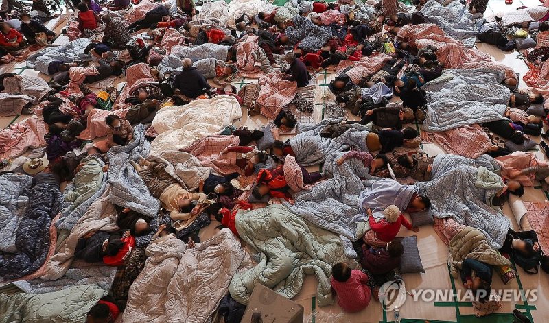 북적이는 영양군 산불 대피소 (출처=연합뉴스)