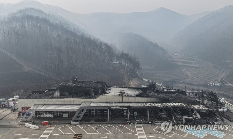 서산영덕고속도로 청송휴게소 전소 (출처=연합뉴스)