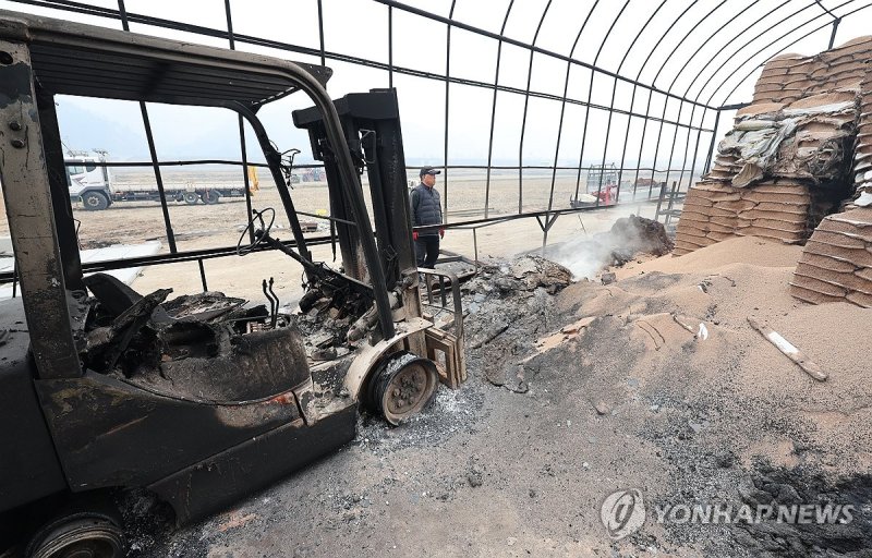 잿더미 돼버린 농기계 (출처=연합뉴스)