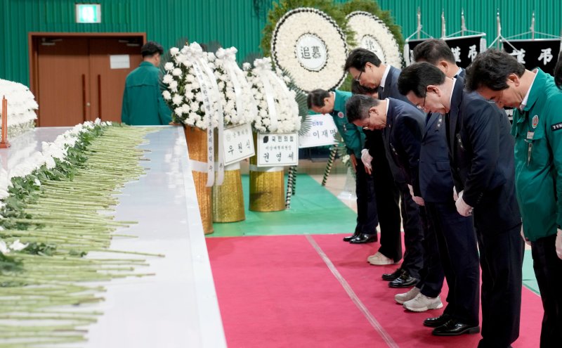 김영록 전남지사를 비롯한 전남도 대표단이 27일 창녕군민체육관에 마련된 산청 산불 희생자 합동분향소에서 조문하고 있다.(경남도 제공. 재판매 및 DB금지)