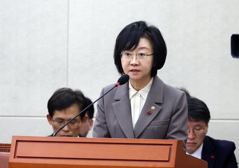 [서울=뉴시스] 고승민 기자 = 27일 정부공직자윤리위원회가 공개한 2025년 공직자 정기 재산변동사항에 따르면 오유경 식품의약품안전처장 처장이 신고한 재산은 총 74억 824만원이다. 오유경 식품의약품안전처장이 전년도에 신고한 재산보다 11억 4352만원이 증가했다. 2025.01.23. kkssmm99@newsis.com