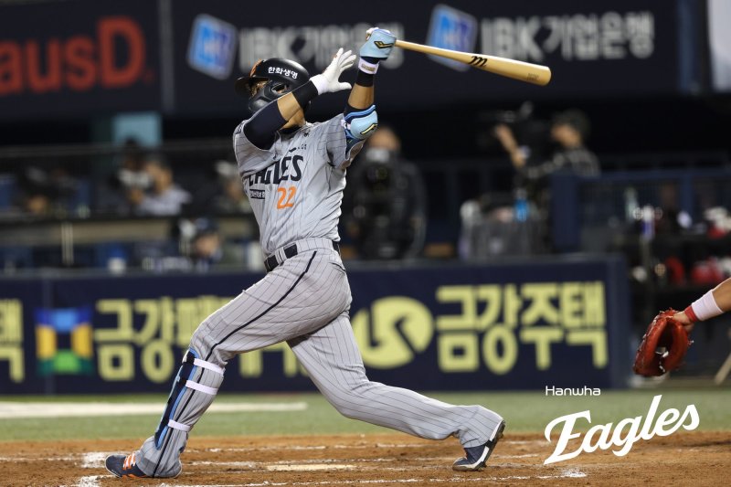 [서울=뉴시스] 프로야구 한화 이글스 채은성이 지난 26일 잠실구장에서 열린 2025 신한 쏠뱅크 KBO리그 LG 트윈스와의 경기에서 타격을 시도하고 있다. (사진=한화 이글스 제공) 2025.03.26. *재판매 및 DB 금지