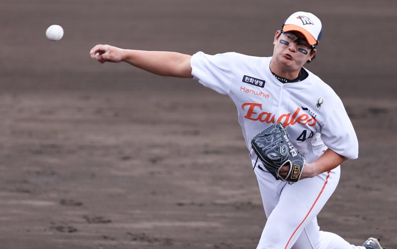 한화 김서현이 26일 일본 오키나와 고친다 야구장에서 열린 KT 위즈와 한화 이글스 연습경기에서 역투하고 있다. 2025.2.26/뉴스1 ⓒ News1 허경 기자