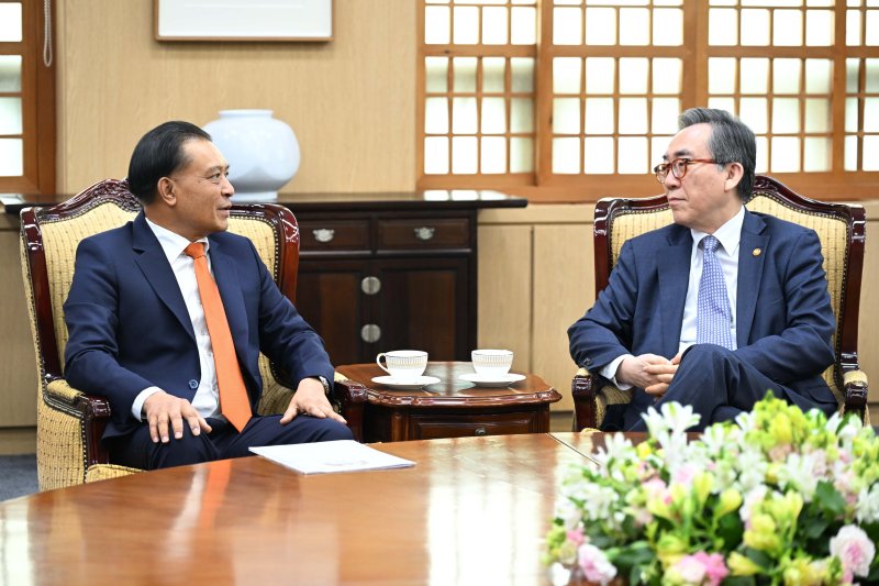 조태열 외교부 장관이 27일 퐁싸완 시술랏 라오스 외교부 차관과 만나 재수교 30주년을 기념해 교류협력을 증진하자는 데 뜻을 모았다고 외교부가 밝혔다.(외교부 제공)