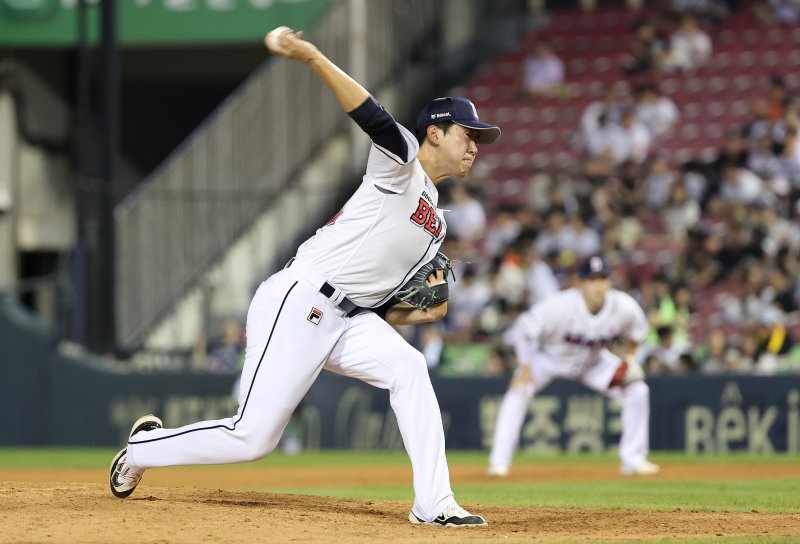 8일 오후 서울 송파구 잠실야구장에서 열린 ‘2024 신한 SOL 뱅크 KBO리그’ LG 트윈스와 두산 베어스의 경기, 두산 김유성이 8회초 등판해 투구하고 있다. 2024.8.8/뉴스1 ⓒ News1 김성진 기자