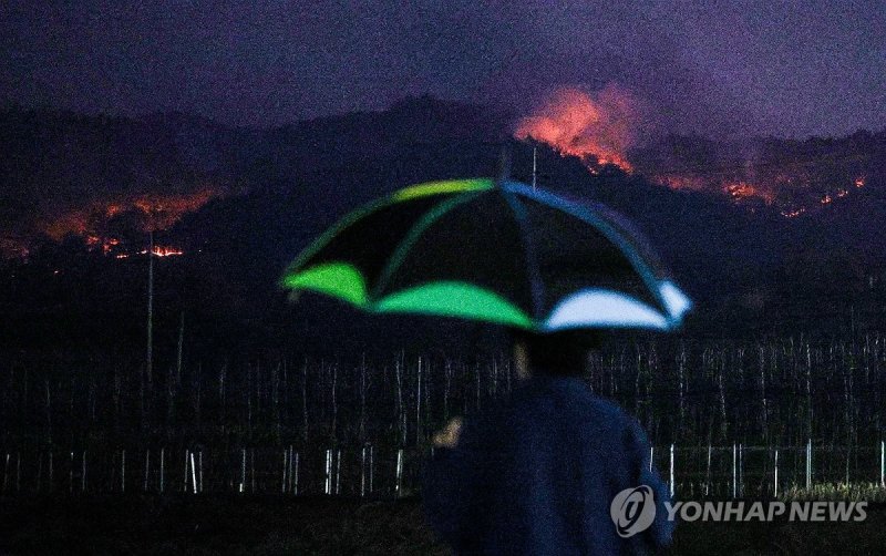 산불 잠재우기에 턱없이 부족한 비 (출처=연합뉴스)