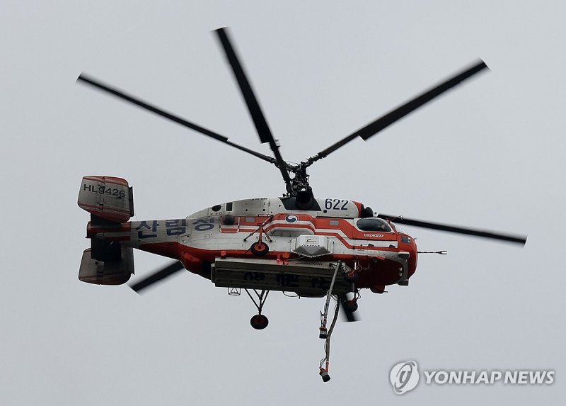 검게 그을린 산림청 헬기 (출처=연합뉴스)
