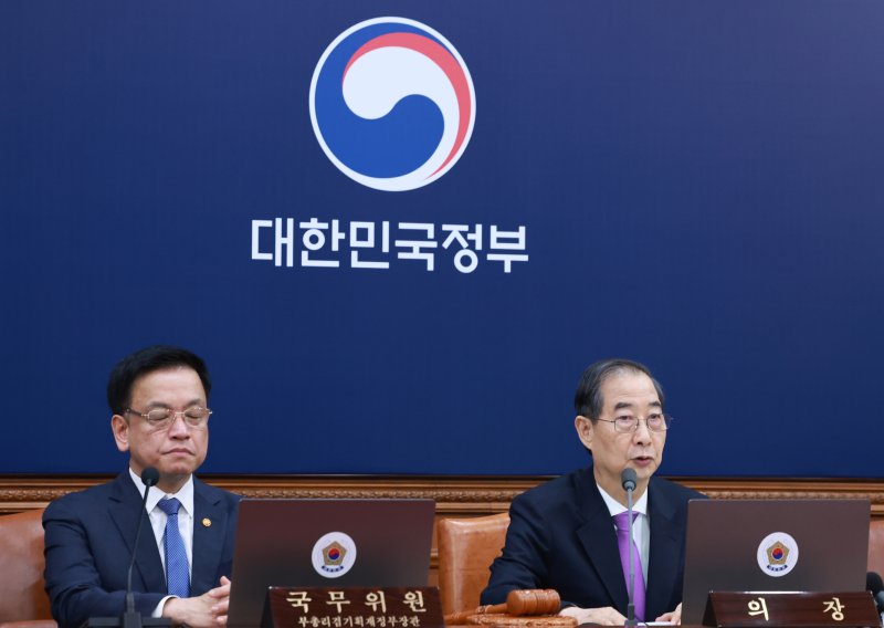 [서울=뉴시스] 조수정 기자 = 한덕수 대통령 권한대행 국무총리가 25일 정부서울청사에서 열린 국무회의를 주재하고 있다. 왼쪽은 최상목 경제부총리 겸 기획재정부 장관. (대통령실통신사진기자단) 2025.03.25. chocrystal@newsis.com