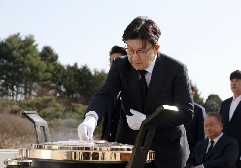 [대전=뉴시스] 고승민 기자 = 권성동 국민의힘 원내대표가 지난 26일 국립대전현충원 현충탑을 찾아 참배하고 있다. 2025.03.26. kkssmm99@newsis.com
