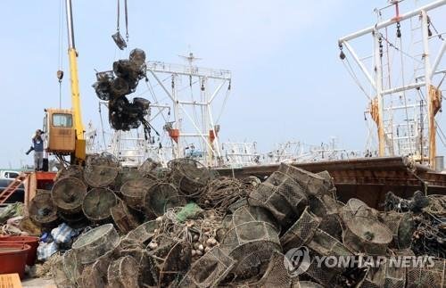 폐어구 수거 (출처=연합뉴스)
