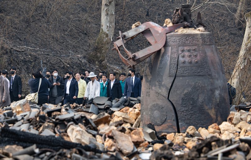 이재명 더불어민주당 대표가 27일 오전 산불로 전소된 경북 의성군 고운사를 살펴보고 있다. 이번 산불로 국가지정 문화유산 보물로 지정된 고운사 가운루와 연수전 등이 전소됐다. 2025.3.27/뉴스1 ⓒ News1 이재명 기자