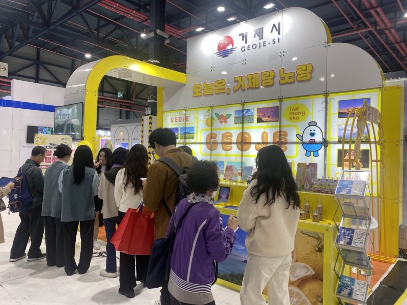 [거제=뉴시스] 신정철 기자= 거제시는 지난 27일부터 오는 30일까지 4일간 서울시 강남구 SETEC에서 개최되는 ‘2025 내나라 여행박람회’에 참가해 관광객 유치를 위한 거제 관광홍보관을 운영하고 있다.거제 관광홍보관은 따듯한 남쪽의 봄을 표현하는 ‘봄바람 따라 떠나는 심쿵섬쿵 거제여행’을 주제로 거제 대표 관광지 9경 뿐만 아니라 남해안 한려수도를 조망할 수 있는 섬앤섬길, 11대 명산 등을 소개하고 있다.(사진=거제시 제공).2025.03.28. photo@newsis.com *재판매 및 DB 금지