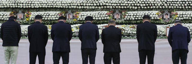 24일 경남 창녕군 창녕군민체육관에 마련된 '산청군 산불 진화대 사고 희생자 합동분향소'에서 조문객들이 묵념하고 있다. 2025.3.24/뉴스1 ⓒ News1 윤일지 기자