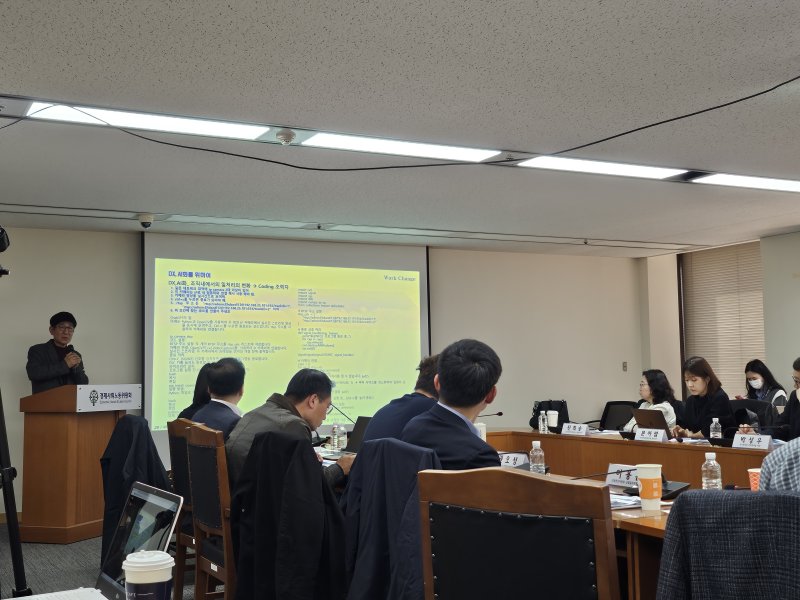 [서울=뉴시스] 권신혁 기자 = 경제사회노동위원회(경사노위)는 28일 오전 '인공지능과 노동 연구회' 제6차 회의를 개최했다. 그간 비공개로 진행됐는데, 이날 처음으로 출입기자단을 대상으로 회의를 공개했다. 2025.03.28. innovation@newsis.com *재판매 및 DB 금지