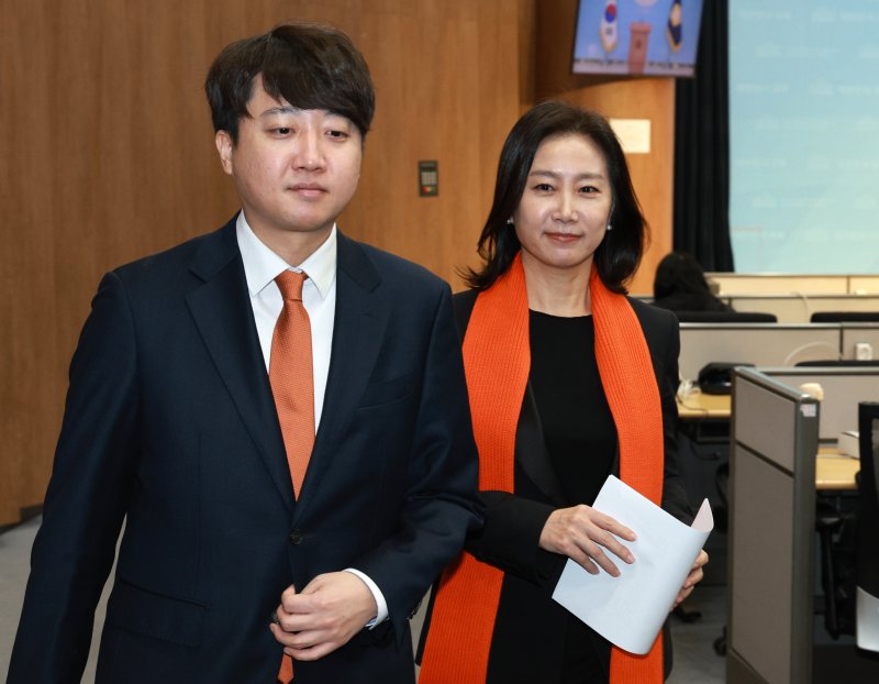 [서울=뉴시스] 고범준 기자 = 이준석 개혁신당 정강정책위원장과 허은아 창당준비위원장이 18일 오전 서울 여의도 국회 소통관에서 기업 및 교통 관련 정강정책 기자회견을 마치고 이동하고 있다. 2024.01.18. bjko@newsis.com