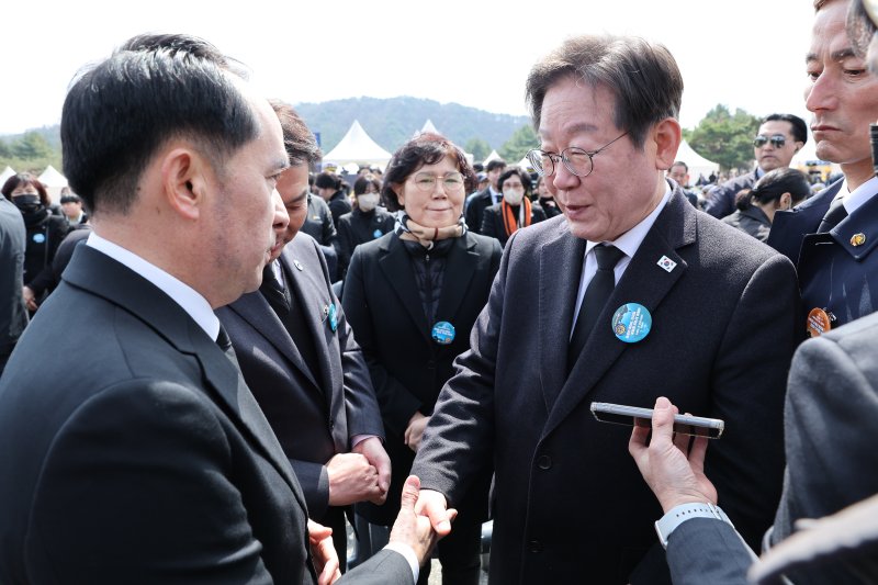 [대전=뉴시스] 최진석 기자 = 이재명(왼쪽) 더불어민주당 대표가 28일 국립대전현충원에서 열린 제10회 서해수호의 날 기념식에서 최원일 전 천안함장과 인사하고 있다. (대통령실통신사진기자단) 2025.03.28. myjs@newsis.com