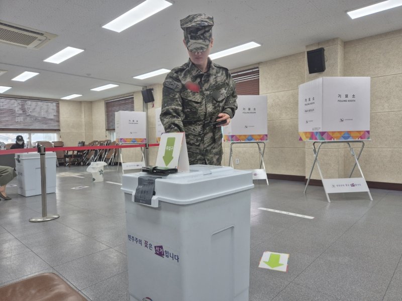 28일 오전 강화읍 주민자치센터를 찾아 4.2재보궐선거 사전투표에 참여하고 있는 김명식(가명·23) 해병대원 ⓒ News1 이시명 기자