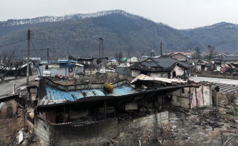 산불이 이어지고 있는 27일 경북 영양군의 한 마을에 화마의 흔적이 보이고 있다. 2025.3.27/뉴스1 ⓒ News1 이승배 기자