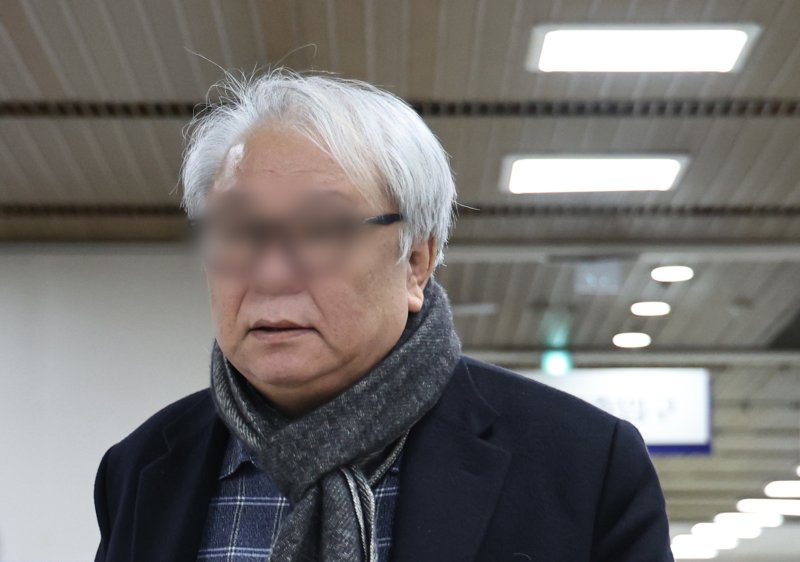 [서울=뉴시스] 김금보 기자 = 백현동 개발 과정에서 약 480억원을 횡령·배임한 혐의로 기소된 민간업자의 1심 선고기일이 28일 열릴 예정이었지만, 일주일 연기됐다. 사진은 정 대표가 지난해 3월 서울 서초구 서울중앙지방법원에서 열린 '백현동 수사무마 금품 의혹' 혐의를 받는 전관 변호사 곽정기 전 총경과 임정혁 전 고검장에 대한 2차 공판에 증인신문을 위해 출석하고 있는 모습. 2024.03.05. kgb@newsis.com