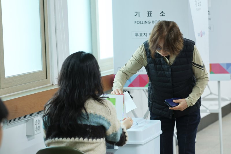 4·2 담양군수 재선거 사전투표 첫날인 28일 전남 담양군 봉산면주민센터에서 유권자들이 투표를 하고 있다. 2025.3.28/뉴스1 ⓒ News1 김태성 기자