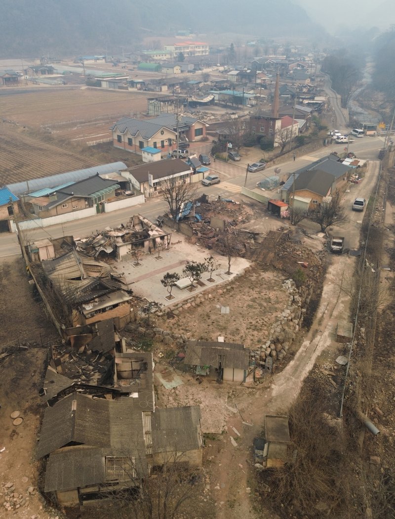 26일 오후 경북 영양군 석보면 화매리 일대 민가들이 산불로 인해 불에 타있다. 2025.3.26/뉴스1 ⓒ News1 김영운 기자