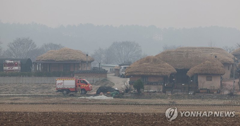세계유산 하회마을 보호하는 소방관들 (출처=연합뉴스)