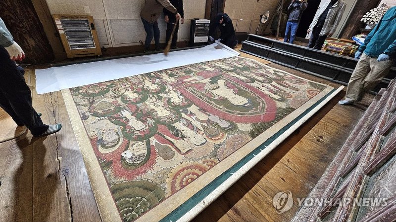 이동 준비 중인 봉정사 아미타설법도 (출처=연합뉴스)